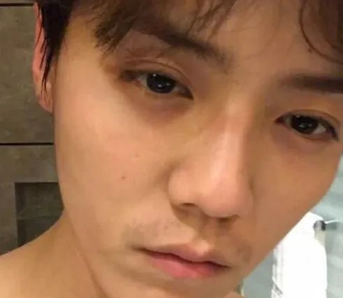 小鲜肉如今不吃香了，黄子韬开始秀肌肉，鹿晗是怎么做的？