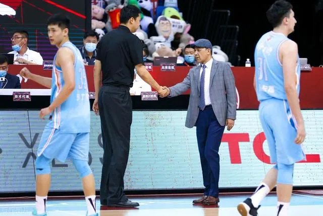 从青训队选拔5人进一线队，新疆男篮为什么要大换血？