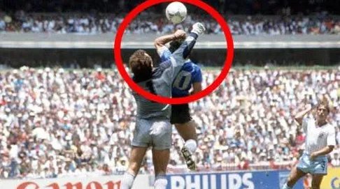 马拉多纳的上帝之手是指什么啊！是不是犯规啊