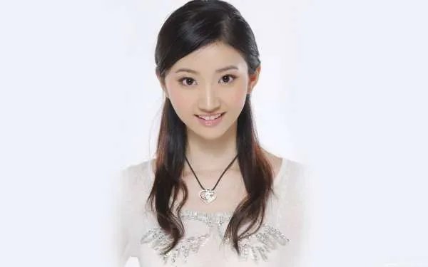 景甜晒美照，涂红唇送飞吻明艳动人，你怎么看？