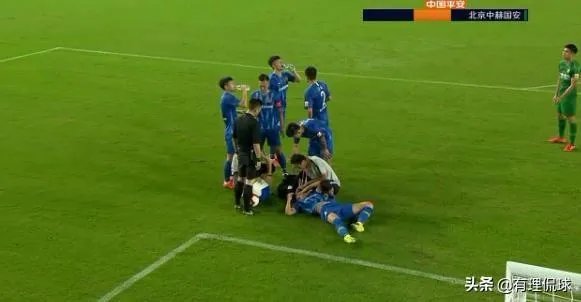 朴成在苏宁禁区内一脚扫到杨博宇脖子，如此危险的动作而裁判只出示黄牌对此你怎么看？