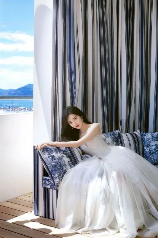 景甜晒美照，涂红唇送飞吻明艳动人，你怎么看？