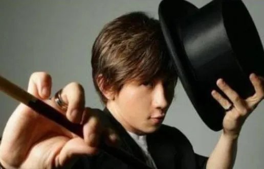 2013年王力宏冲到春晚后台,怒甩刘谦耳光,当年到底发生了什么?