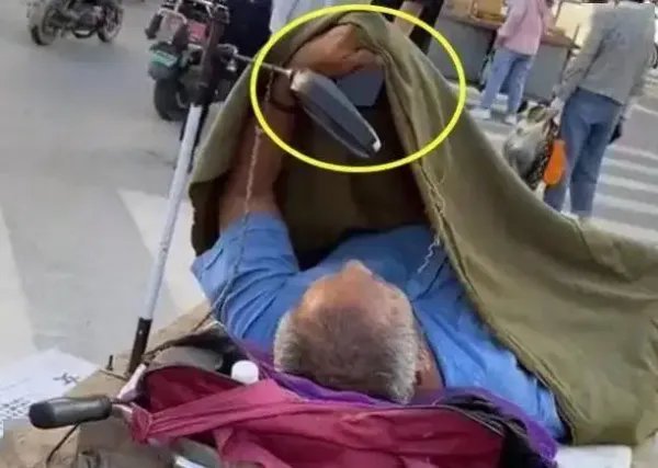 河南一对老夫妻街头乞讨，大爷躲在被窝玩手机，他们值得大家可怜吗？