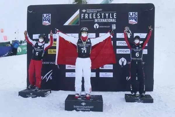 恭喜！王心迪单膝跪地正式向徐梦桃求婚