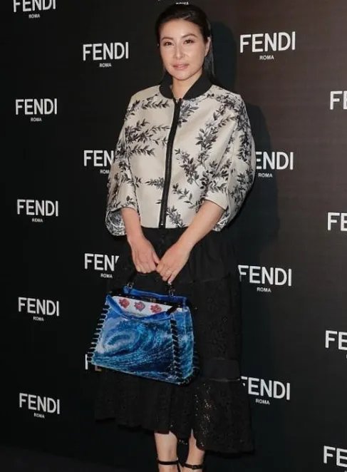 郭晶晶蕾丝裙温柔轻盈，你觉得怎样呢？