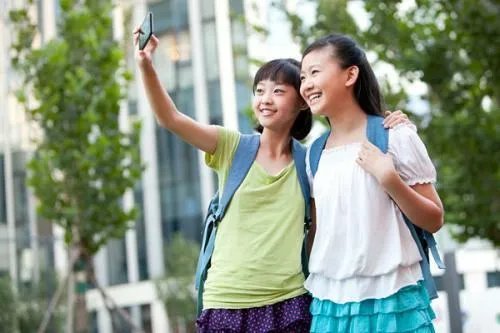 一名高校男老师和两名女学生发生不正当关系，学校做出了什么回应？