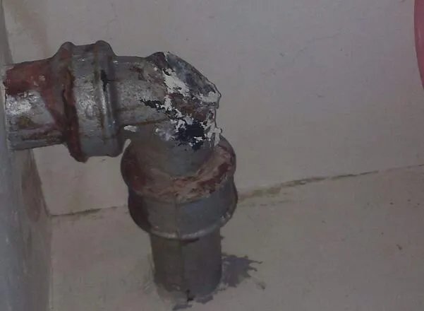 家里水管漏水怎么办