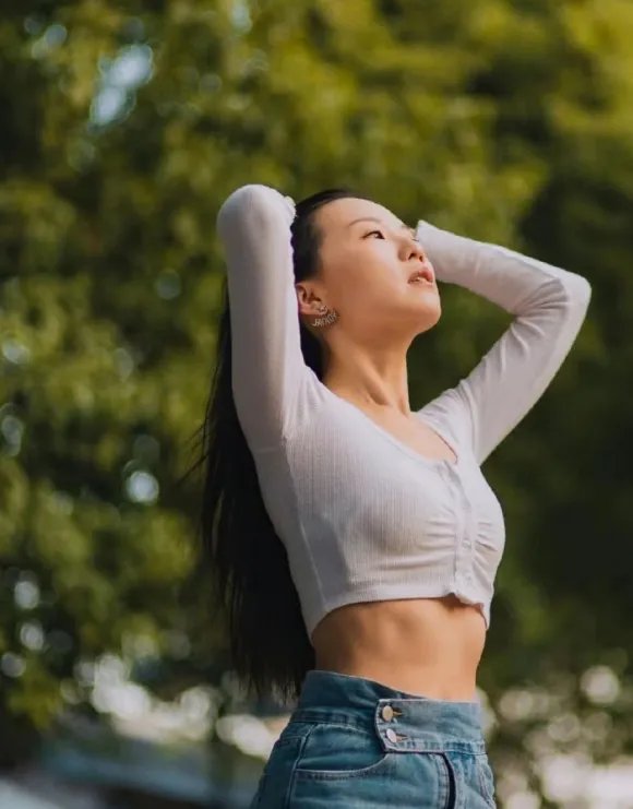 王晶女儿王子涵近照曝光！身着白色紧身上衣大秀纤腰