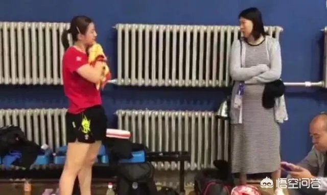 大满贯得主李晓霞即将当妈,挺“孕肚”现身观看乒乓球全国锦标赛。你怎么看?