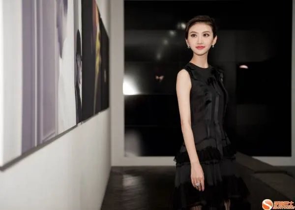 景甜晒美照，涂红唇送飞吻明艳动人，你怎么看？