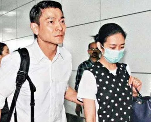 李湘女儿和刘德华女儿,差距一目了然,这就是土豪与豪门的距离!啥区别?