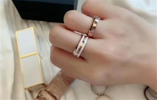 女生食指戴戒指是什么意思 女生戴戒指左右手区别是什么