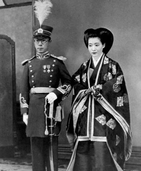 为什么说嵯峨浩一位中国人值得尊重的日本女性？原因是什么？