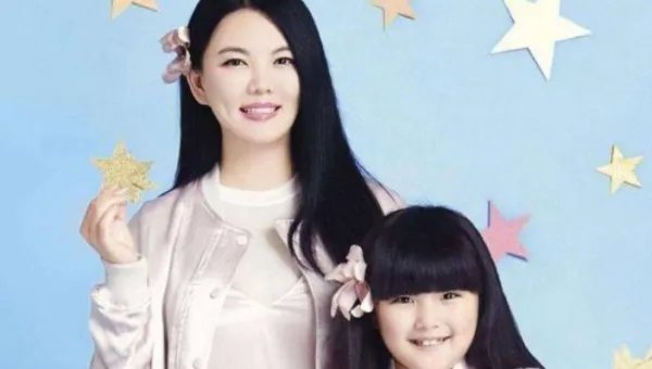 李湘女儿和刘德华女儿,差距一目了然,这就是土豪与豪门的距离!啥区别?