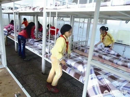 孩子马上上一年级了,送去好点封闭式学校住宿,还是去普通的不住宿学校好呢?为什么?