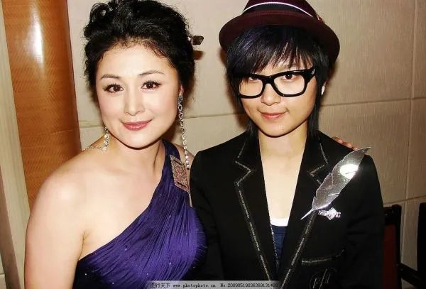 于月仙车祸原因曝光,凌晨三点撞死2只骆驼,司机其他乘车人员的情况如何?