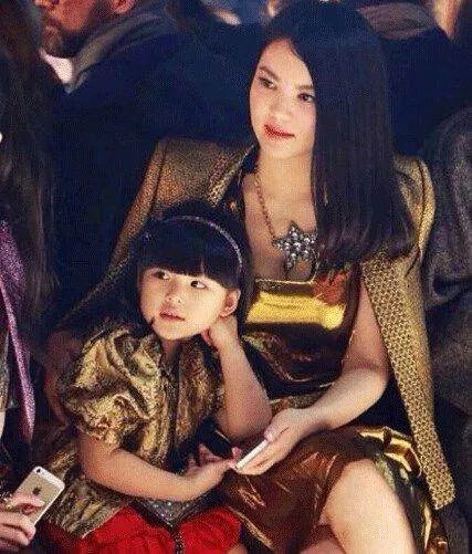 李湘女儿和刘德华女儿,差距一目了然,这就是土豪与豪门的距离!啥区别?