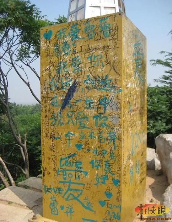 埃及神庙刻字者引公愤 盘点中国式“到此一游”