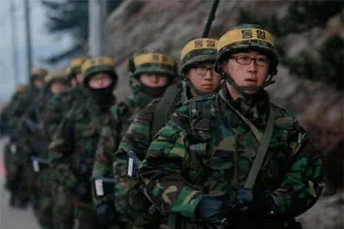 父亲用比心方式寻站岗儿子，你觉得军人辛苦吗？