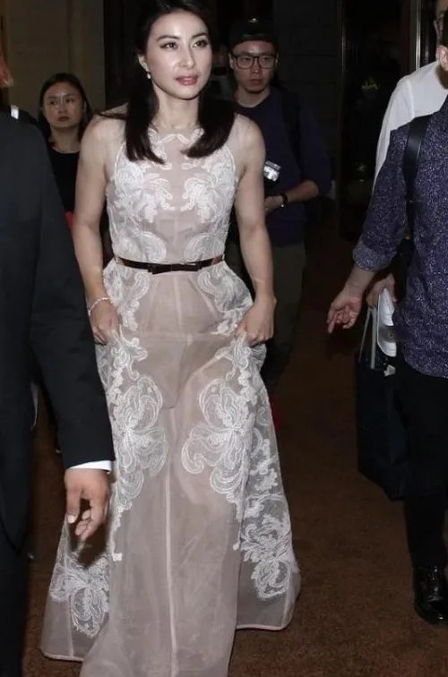 郭晶晶蕾丝裙温柔轻盈，你觉得怎样呢？