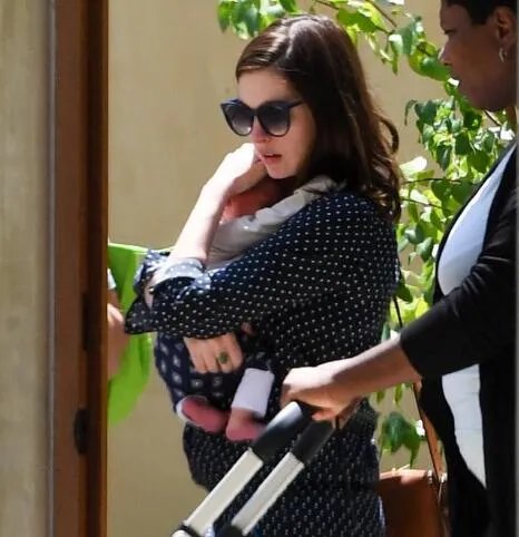 海瑟薇携子现身幸福甜蜜 小蛮腰难恢复