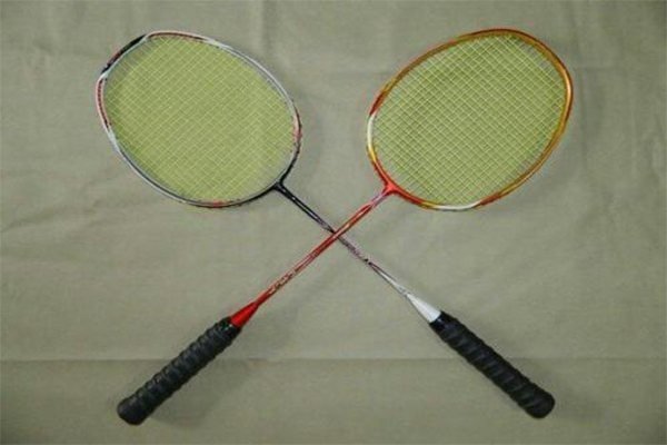 什么牌子的羽毛球拍好？