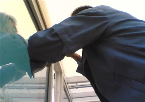 玻璃贴膜的正确方法是什么