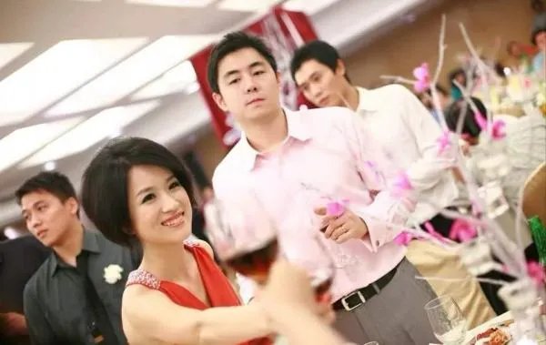 卑躬屈膝的爱是什么意思