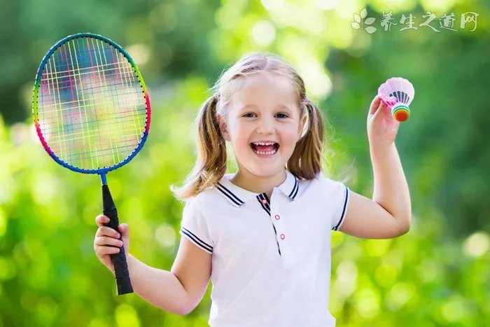 初学打羽毛球怎样发球