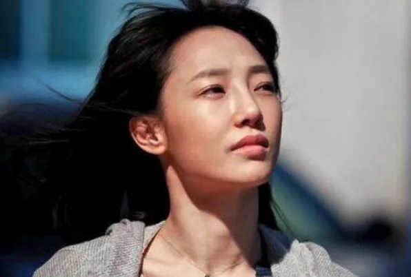 媒体在北京看到了白百何与好友一起现身三里屯逛街，画面中她的状态如何？