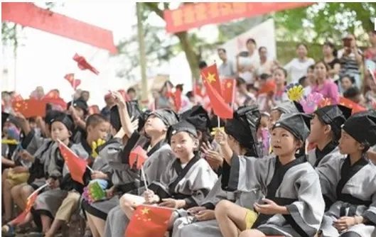 “传”字的两个读音，各组词一个。