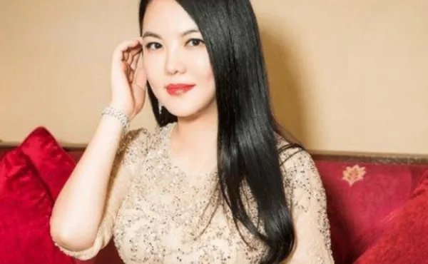 李湘女儿和刘德华女儿,差距一目了然,这就是土豪与豪门的距离!啥区别?