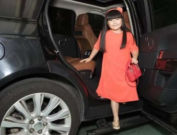 李湘女儿和刘德华女儿,差距一目了然,这就是土豪与豪门的距离!啥区别?