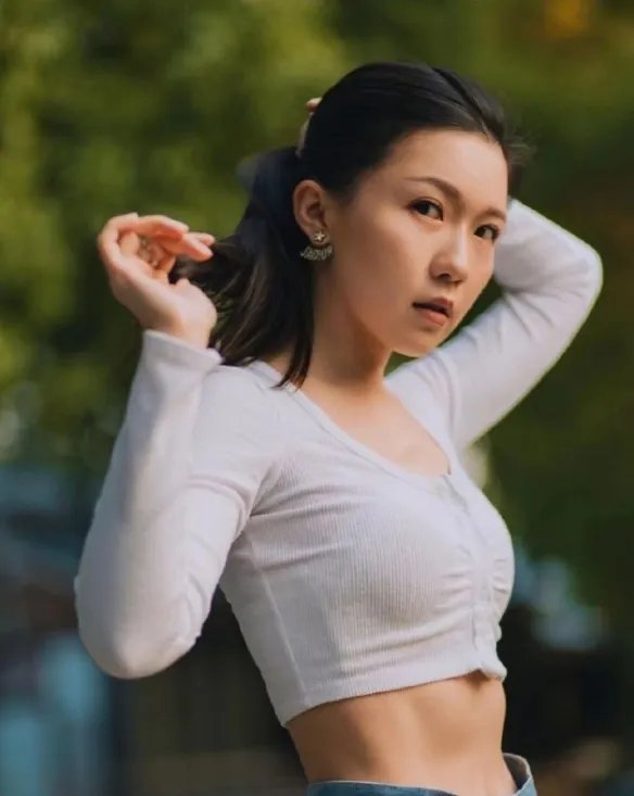 王晶女儿王子涵近照曝光！身着白色紧身上衣大秀纤腰