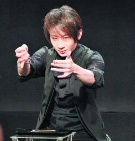 2013年王力宏冲到春晚后台,怒甩刘谦耳光,当年到底发生了什么?