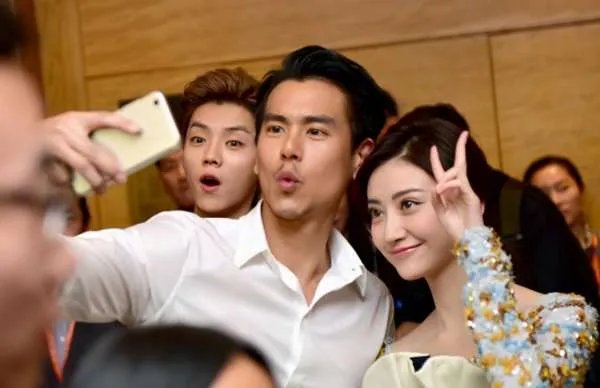 景甜晒美照，涂红唇送飞吻明艳动人，你怎么看？