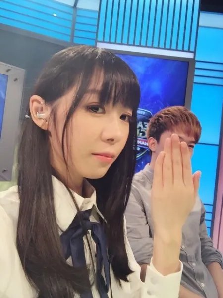 神秘人送福利 美女解说小楼微博获赠域名