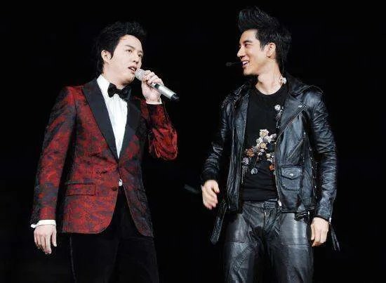 2013年王力宏冲到春晚后台,怒甩刘谦耳光,当年到底发生了什么?