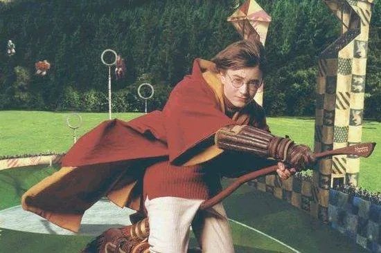 哈利波特骑着扫帚飞是什么梗？