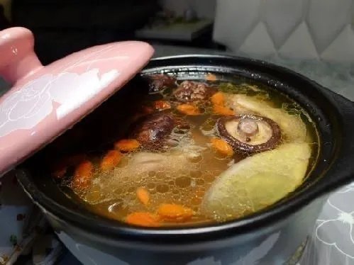 鸡被偷走炖熟，警察连锅带鸡还给失主！警方是如何抓获嫌疑人的？