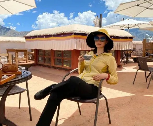 陈数晒出自己的游客照，翘腿后仰坐姿霸气，如今她过的怎么样？