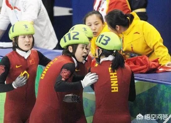 2010冬奥会短道速滑领奖台上张会怎么脸上有纱布？