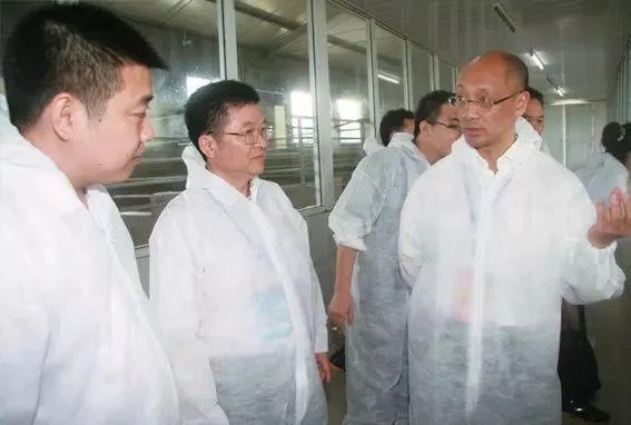 如何看待让座院士说“领导都站着，让老师坐！”？