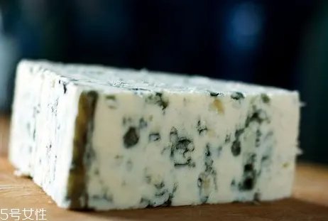 蓝纹奶酪为什么这么臭 为什么蓝纹奶酪上的霉菌可以吃