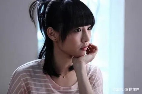 媒体在北京看到了白百何与好友一起现身三里屯逛街，画面中她的状态如何？