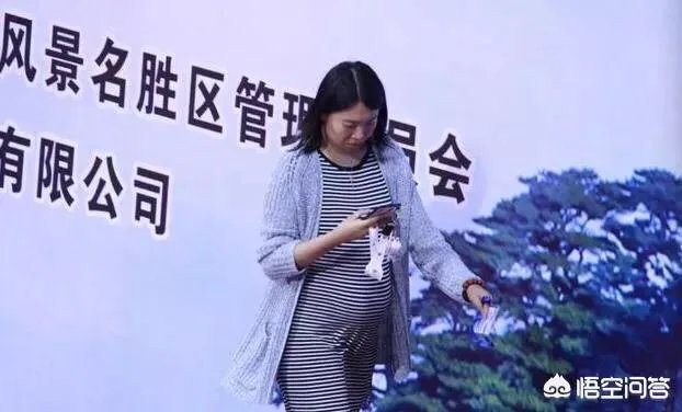 大满贯得主李晓霞即将当妈,挺“孕肚”现身观看乒乓球全国锦标赛。你怎么看?