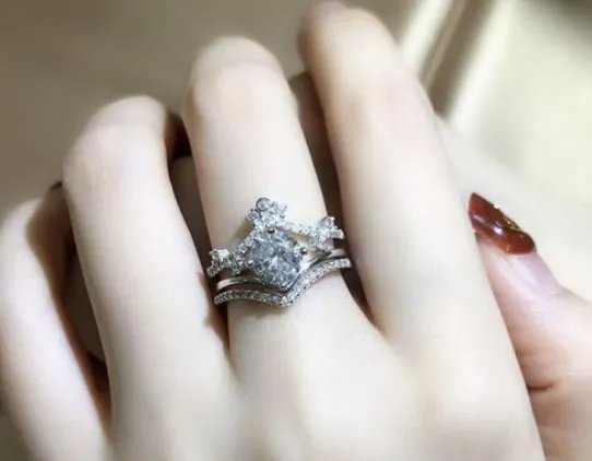 女人戒指戴中指是什么意思 戒指戴在不同手指的意义是什么