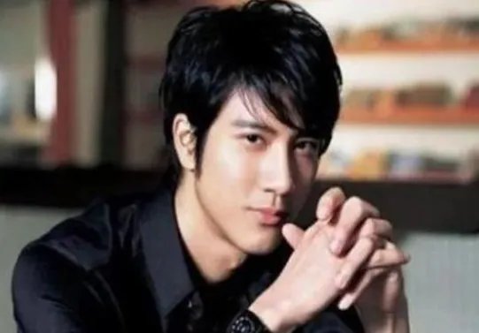 2013年王力宏冲到春晚后台,怒甩刘谦耳光,当年到底发生了什么?