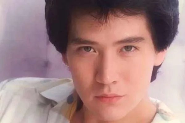 “费翔一出生就拥有私人飞机”,他的家世背景究竟多强大?